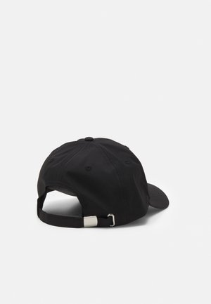 Casquette de baseball noire réglable avec boucle en métal, vue de dos sur un fond clair uni.