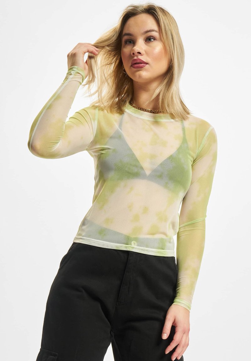 Priehľadná blúzka s dlhými rukávmi, ktorá sa vyznačuje svetlozeleným a žltým tie-dye vzorom, okrúhlym výstrihom a priliehavým strihom.