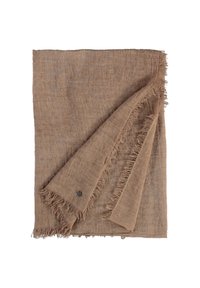 Écharpe en tissu léger marron avec bords frangés et une petite étiquette ronde noire dans un coin, partiellement pliée.