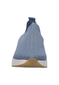 Baskets à enfiler en tricot bleu avec semelle blanche et semelle extérieure en caoutchouc beige, vues de face sur fond blanc.