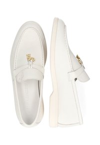 Mocasines de cuero blanco con acabado texturizado, con un adorno de herrajes dorados y un detalle cosido en la parte superior. Suela baja de goma.