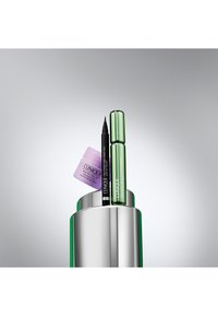 Clinique-tuotteet esillä: violetti purkki, musta eyeliner hienolla kärjellä ja vihreä seerumipullo hopeisella sylinterimäisellä astiassa.