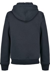 Tmavomodrá mikina s kapucňou s textúrovaným povrchom, ktorá má veľkú kapucňu, rebrované manžety a lem. Zadná strana je jednoduchá bez ďalších detailov.