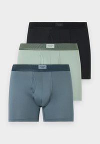 Τρία ανδρικά boxer briefs σε μαύρο, ανοιχτό πράσινο και μπλε, το καθένα με ελαστική μέση με λογότυπο, στοιβαγμένα κάθετα.