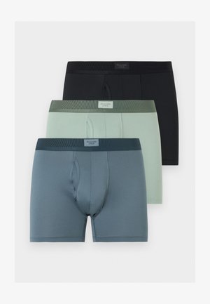 Trzy bokserki męskie w kolorze czarnym, jasnozielonym i niebieskim, każda z markowym elastycznym paskiem w talii, ułożone pionowo.