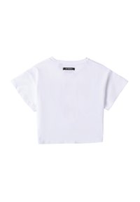 Camiseta blanca corta con mangas cortas y escote redondo. Cuenta con una pequeña etiqueta de marca negra en la parte posterior del escote. Textura de tela suave.