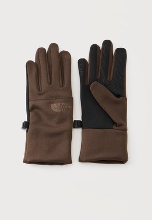 Par brune og sorte North Face handsker med touchscreen-kompatible fingerspidser og tekstureret greb på håndfladerne, lagt fladt på en hvid baggrund.