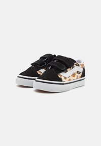 Czarne i brązowe trampki w wzór, wykonane z zamszu i materiału płóciennego, z białym paskiem i dwiema regulowanymi rzepami. Biała gumowa podeszwa.