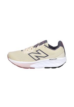 Zapatilla de correr New Balance beige con detalles grises, parte superior de malla, suela blanca etiquetada como Fresh Foam y cierre con cordones.