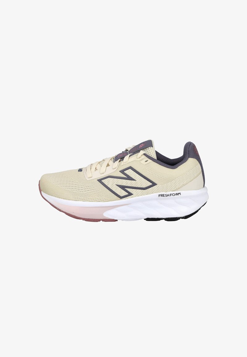 Zapatilla de correr New Balance beige con detalles grises, parte superior de malla, suela blanca etiquetada como Fresh Foam y cierre con cordones.