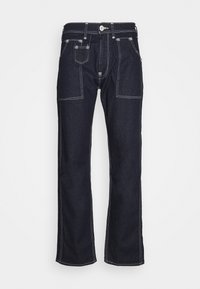 Tummansiniset farkut, joissa on korkea vyötärö, suora lahkeiden malli, erottuva valkoinen kirjonta sekä etu- ja takataskut.