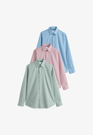 Drei langärmelige Hemden mit Knöpfen in Hellgrün, Rosa und Hellblau, überlappend auf einem weißen Hintergrund angeordnet.