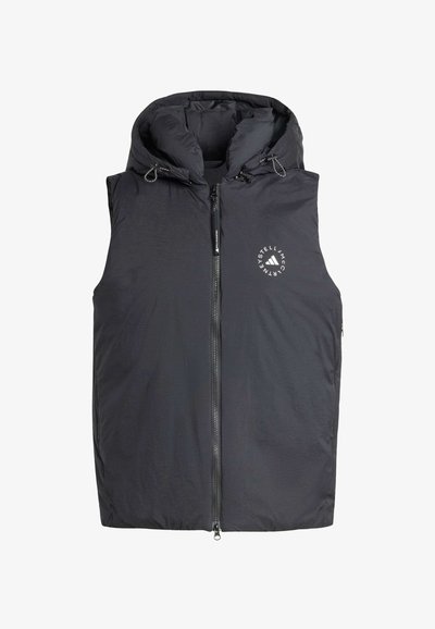 Chaleco acolchado negro con capucha, cuenta con un cierre frontal, cordones y un logo circular en la parte superior izquierda. Textura suave.