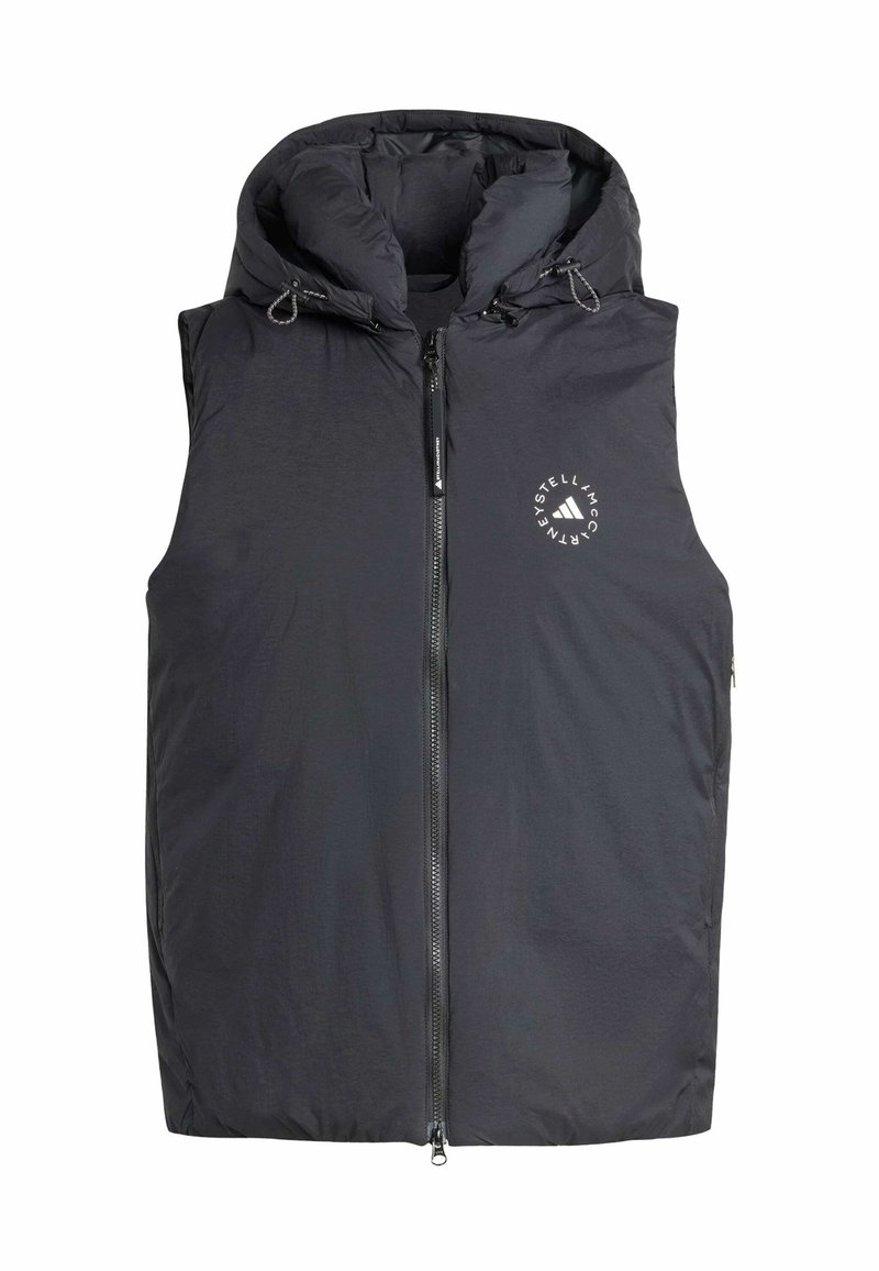 Zwarte gewatteerde vest met een capuchon, voorzien van een rits aan de voorkant, trekkoorden en een circulair logo aan de bovenste linkerkant. Gladde textuur.