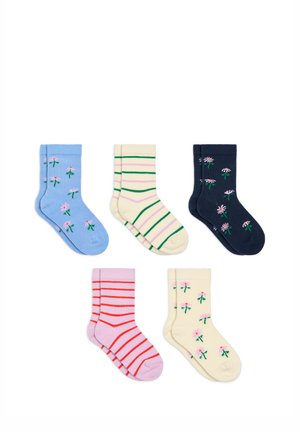 Cinq paires de chaussettes colorées pour enfants avec des motifs floraux et rayés, disposées sur un fond blanc.