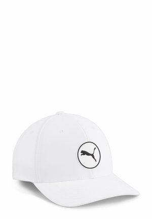 Hvid baseballkasket med en rund krone, flad skygge og et sort cirkulært logo med en springende panter på fronten. Lavet af glat stof.