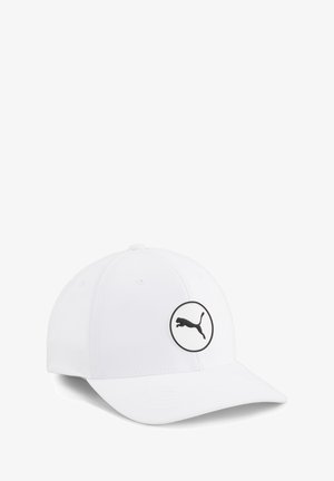 Casquette de baseball blanche avec une couronne arrondie, visière plate, et un logo circulaire noir représentant un panthère sautant sur le devant. Fabriqué en tissu lisse.