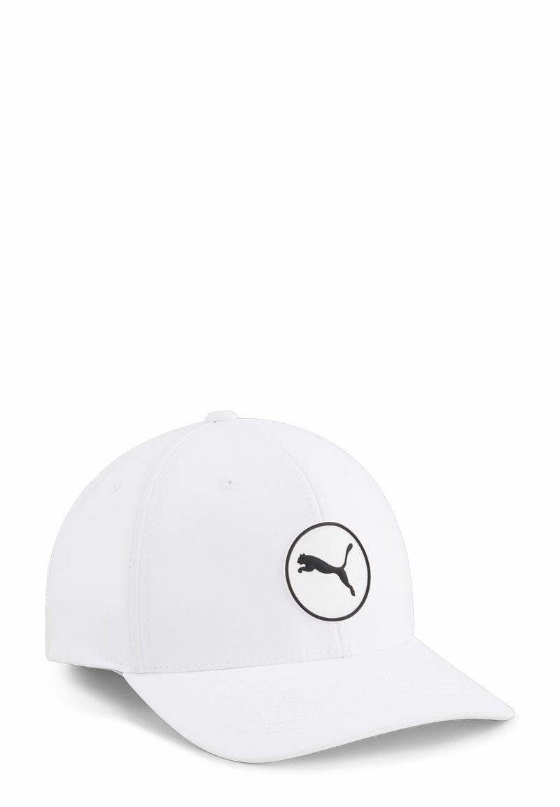 Casquette de baseball blanche avec une couronne arrondie, visière plate, et un logo circulaire noir représentant un panthère sautant sur le devant. Fabriqué en tissu lisse.