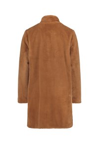 Brun faux fur frakke, lange ærmer, høj krave, sømløs design, længde til midten af låret, blød tekstur, ingen synlige lukninger eller mønstre.