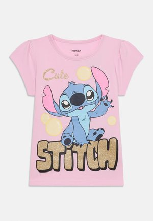 Rožnata majica za malčke s kratkimi rokavi, na kateri vala risanka Stitch, rumeni mehurčki in bleščeče zlato besedilo z napisom "Cute Stitch."