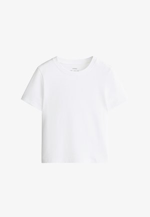 Yksinkertainen valkoinen lyhythihainen puuvillainen T-paita pyöreällä kaula-aukolla, esillä vaakasuorassa valkoista taustaa vasten.