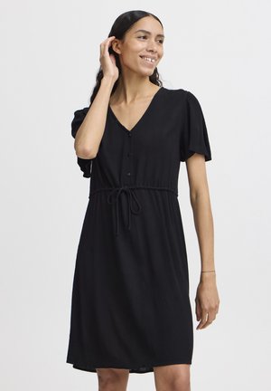Robe noire à manches courtes avec un col en V, des boutons sur le devant et une taille à cordon. Tissu léger avec une apparence texturée.