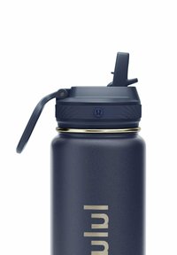 Botella de agua de acero inoxidable azul con tapa abatible, agarre texturizado y anillo de acento dorado. Presenta un logotipo en el lateral.