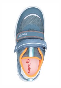 Kinderschuh aus blauem Stoff mit Mesh-Einsätzen, einem Klettverschluss, orange-weißen Akzenten und einem gepolsterten Innenraum. Das Markenlogo ist in Rot sichtbar.