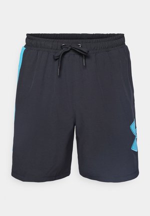 Mustad mustad sportlikud lühikesed püksid elastse vöökoha ja nööri sulgemisega, külgedel sinised paneelid ning silmapaistev helesinine logo paremal jalal.