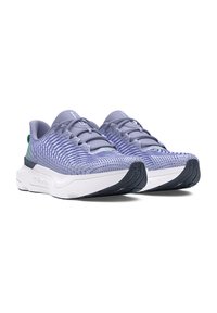 Lichtpaarse sportschoenen met een gestructureerde mesh bovenkant, witte tussenzool en donkere rubberen buitenzool; voorzien van contrasterende groene accenten.