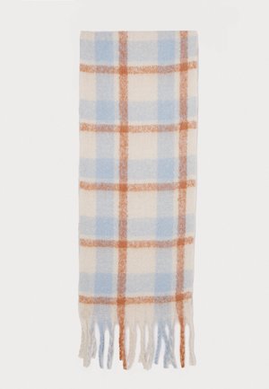 Écharpe en tartan tissée dans des tons crème, bleu clair et orange, avec des bords effilochés. Texture douce, forme rectangulaire et motif en damier.