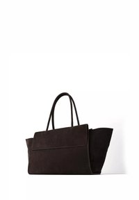 Sac cabas en daim noir avec deux poignées et un grand rabat couvrant le compartiment principal, sur fond blanc.