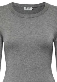 Pull en maille gris avec un col rond. Il présente une texture douce et un design ajusté, fabriqué à partir d'un tissu mélangé pour le confort et la durabilité.