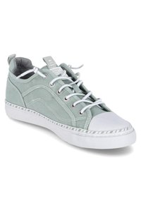 Baskets en toile vert menthe avec bout en caoutchouc blanc et semelle, présentant des œillets en argent, un design à lacets et un accent rayé sur la semelle.