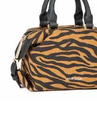 Brun og sort zebra-mønster håndtaske med guldfarvet hardware, struktureret overflade, to sorte håndtag og lynlåslukning. Brandlogo synligt.