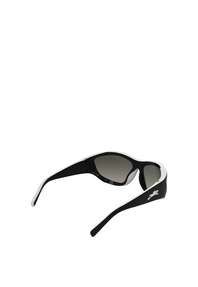 Czarne okulary przeciwsłoneczne o eleganckim designie, z ciemnymi gradientowymi szkłami i białymi akcentami na oprawie. Zawierają logo po boku.