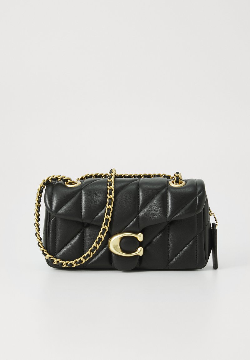 Sac à main en cuir matelassé noir avec une bandoulière en chaîne dorée et un fermoir à bascule avec un accent circulaire. Forme rectangulaire compacte.