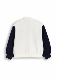 Biała kurtka bomberka z granatowymi rękawami. Posiada stójkę, ribbed cuffs i dół, miękką teksturę oraz czysty design.