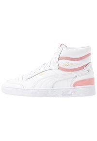 Bílé vysoké tenisky s růžovými akcenty, s hladkým koženým svrškem, perforovanými detaily a texturovanou gumovou podrážkou. Zahrnuje zlatý detail loga.