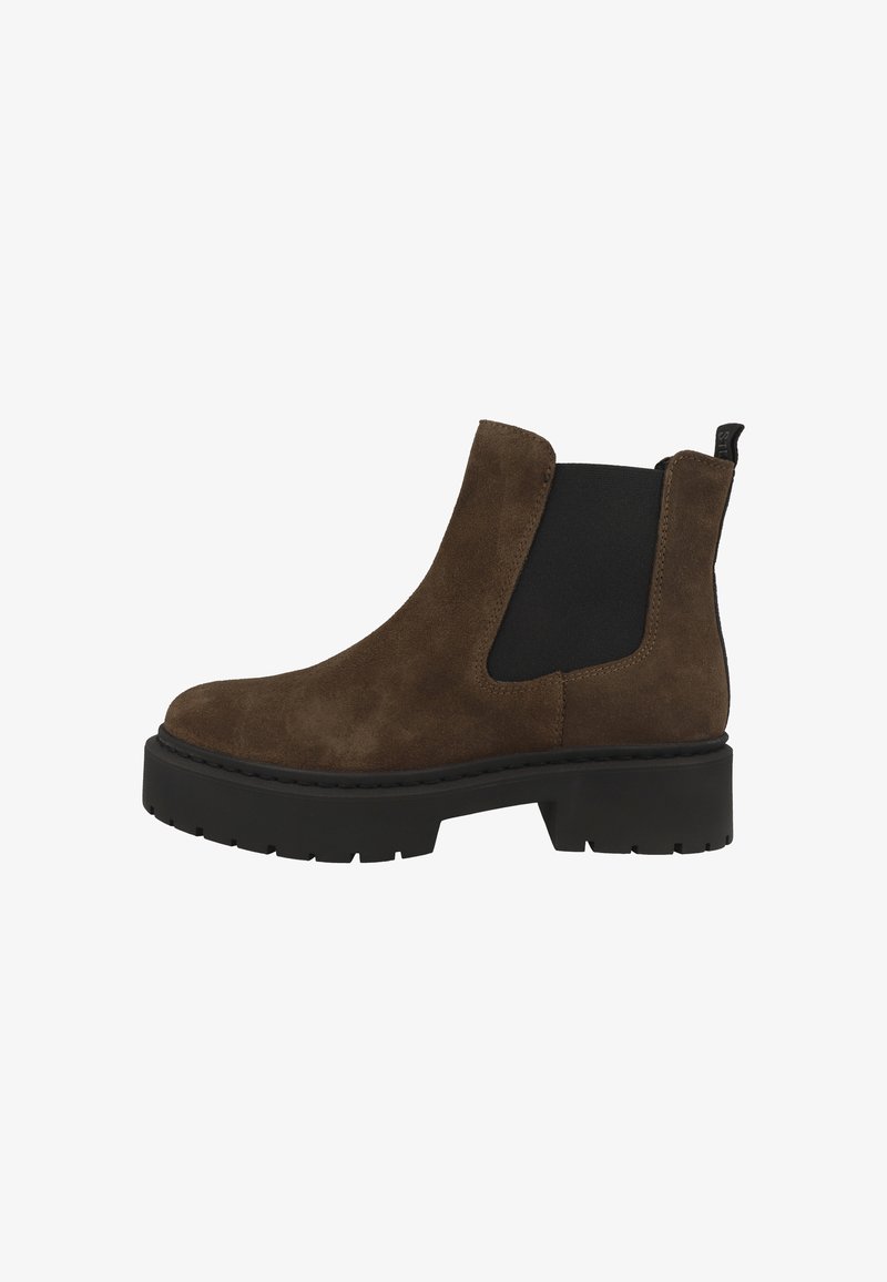 Bota Chelsea de ante marrón con paneles laterales elásticos negros y suela gruesa de tacos negros, tacón bajo y cinta de tela en la parte trasera.