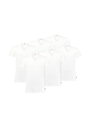 Fünf weiße V-Ausschnitt-T-Shirts aus weicher Baumwolle, mit kurzen Ärmeln und einem roten Markenetikett an der unteren linken Seite jedes Shirts.