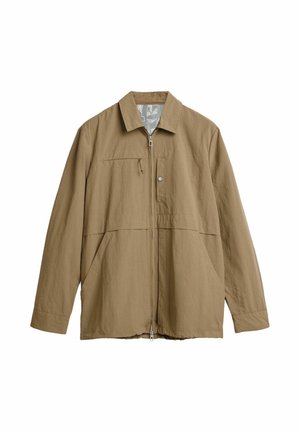 Világosbarna, cipzáras kabát puha anyagból, gallérral, mellkasi zsebbel és két elöl található zsebbel, kényelmes szabással.