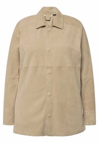 Beige Wildlederjacke mit kragenförmigem Ausschnitt, vorderem Knopfverschluss und langen Ärmeln. Sie hat eine glatte Textur und ein minimalistisches Design.