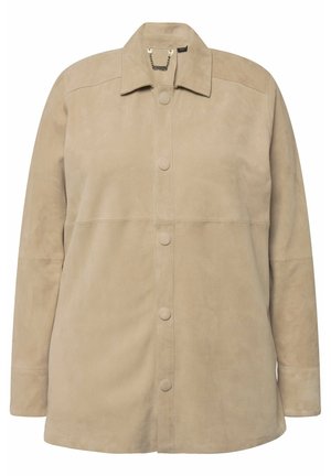 Giubbotto beige in suede con colletto, chiusura frontale a bottoni e maniche lunghe. Presenta una texture liscia e un design minimalista.