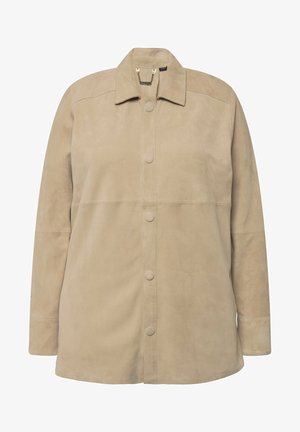 Suède beige jas met een kraag, een sluiting met knopen aan de voorkant en lange mouwen. Heeft een gladde textuur en een minimalistisch ontwerp.