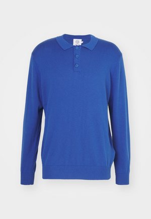 Niebieski sweter polo z długim rękawem, kołnierzykiem, trzema guzikami i ściągaczami przy rękawach oraz u dołu. Wykonany z miękkiej dzianiny.