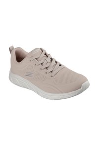 Zapatilla deportiva color beige claro con parte superior de malla, cierre de cordones y una suela blanca acolchada. Cuenta con perforaciones para la transpirabilidad.