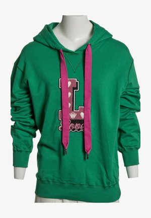 Sweat à capuche vert avec de grandes cordelettes roses, ornée d'un patch avec une lettre L décorée et le texte "Love" à l'avant.