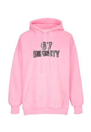 Pink hættetrøje med frontlomme og snore, med teksten "67 INFINITY" i sort-hvide mønstrede bogstaver på brystet.