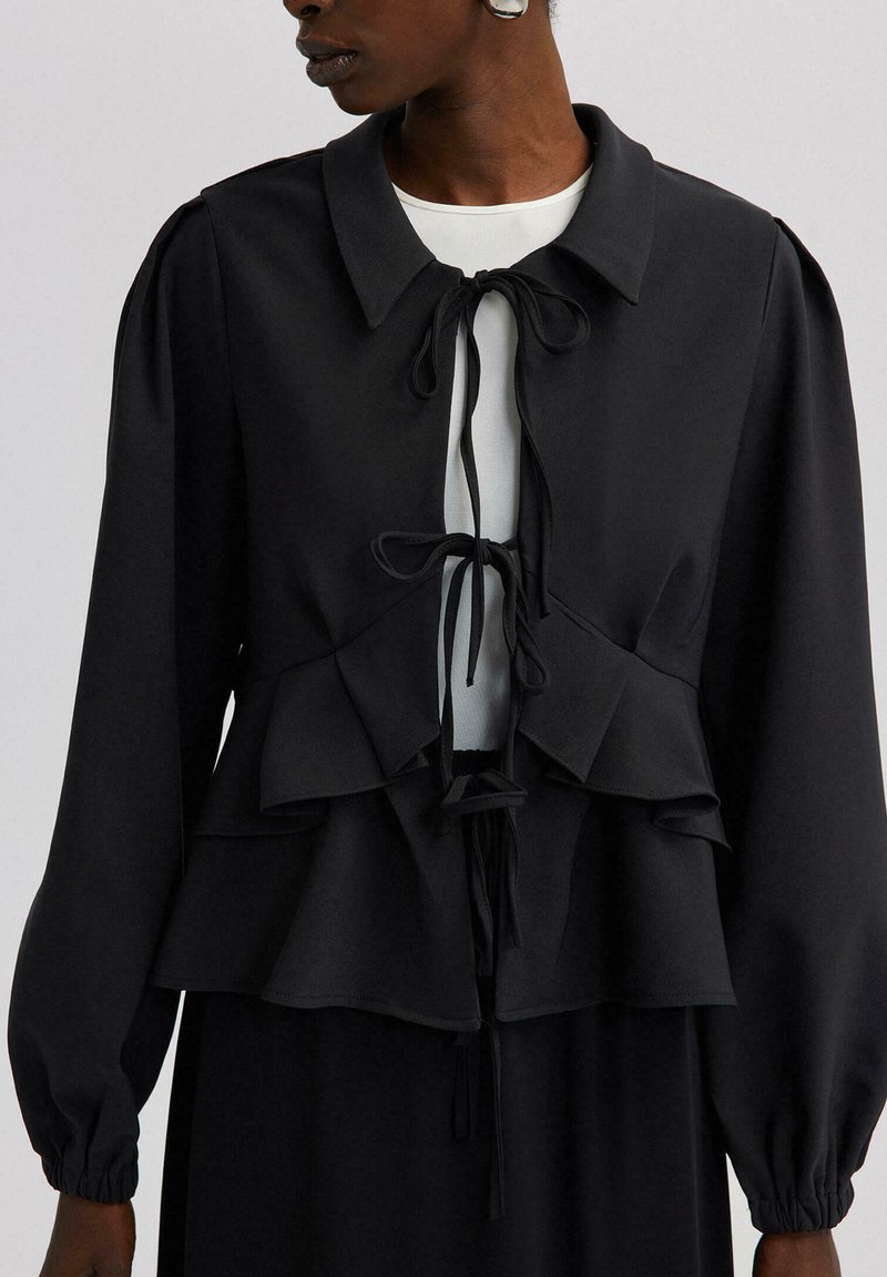 Touché Privé RUFFLE DETAILED CREPE CROP - Kerge jope - black